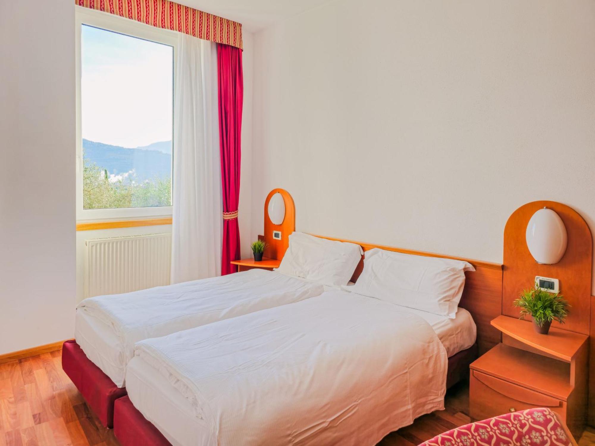 Aparthotel Englovacanze ริวาเดลการ์ดา ภายนอก รูปภาพ