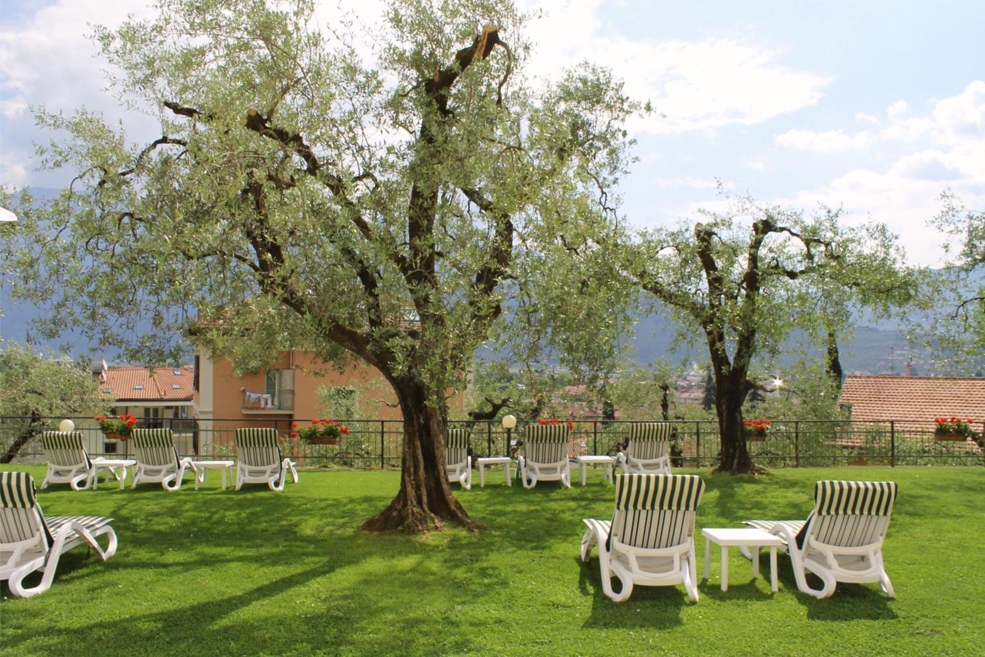 Aparthotel Englovacanze ริวาเดลการ์ดา ภายนอก รูปภาพ